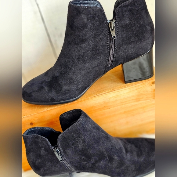 NWOT Kim Roger's Black Soft Suede Zip up Ankle Booties Comfort Boots Shiny Heel - Picture 2 of 12